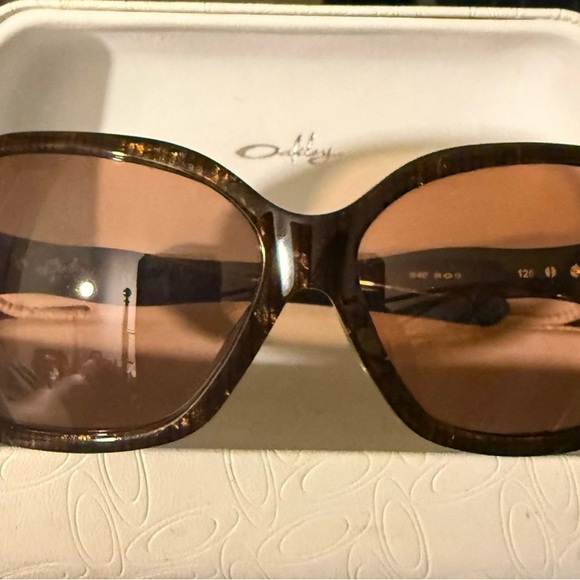 Oakley Women\'s Tortoise Shell Sunglasses main image 5